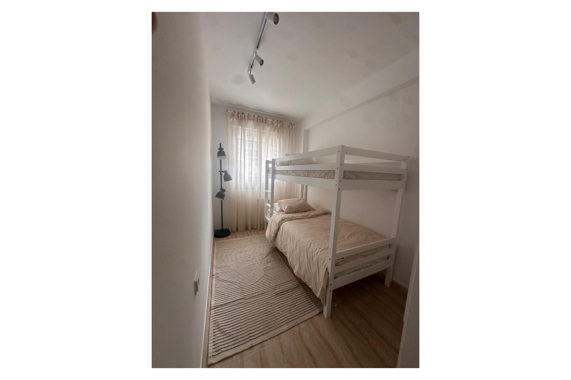 Alquiler corta estancia - Apartamento / Piso -
Benidorm