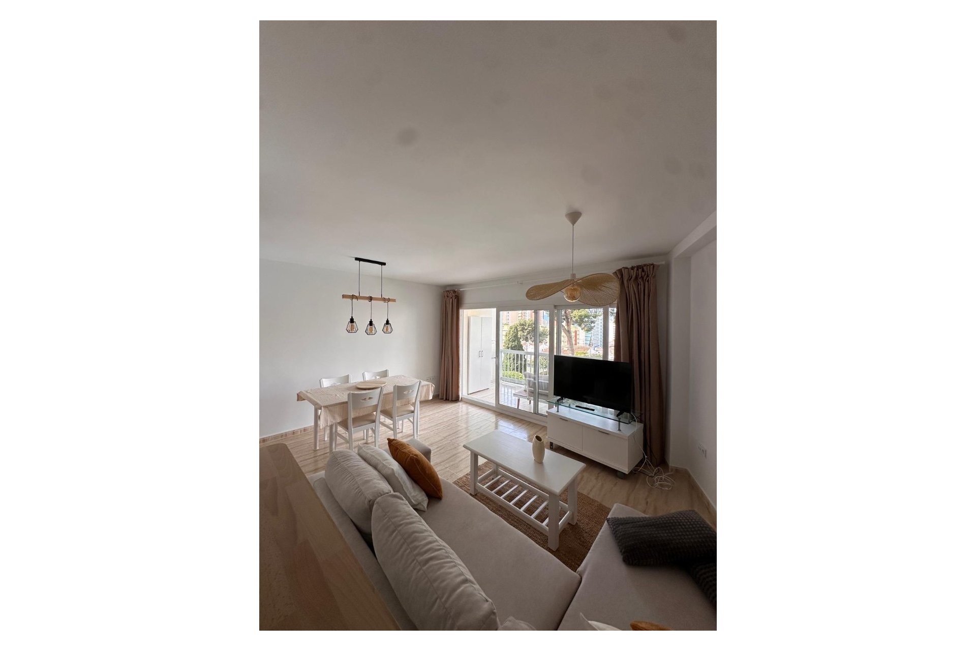 Alquiler corta estancia - Apartamento / Piso -
Benidorm