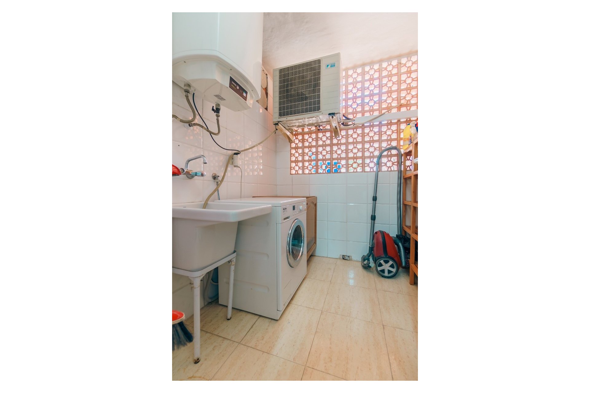  Alquiler larga estancia - Apartamento / piso -
Albir