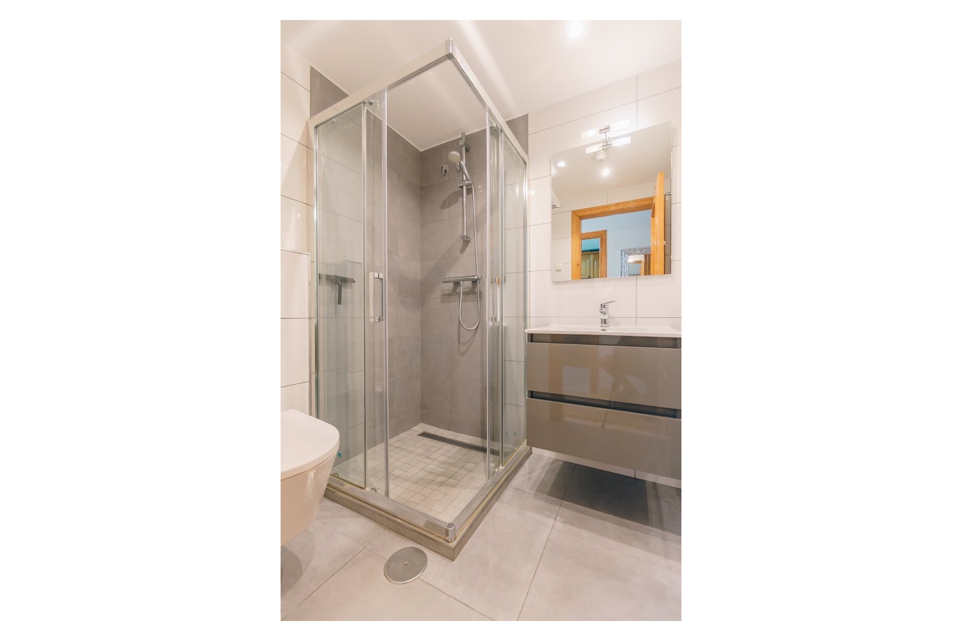  Alquiler larga estancia - Apartamento / piso -
Albir