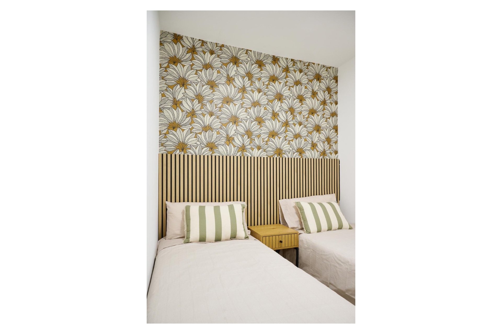  Alquiler larga estancia - Apartamento / piso -
Albir