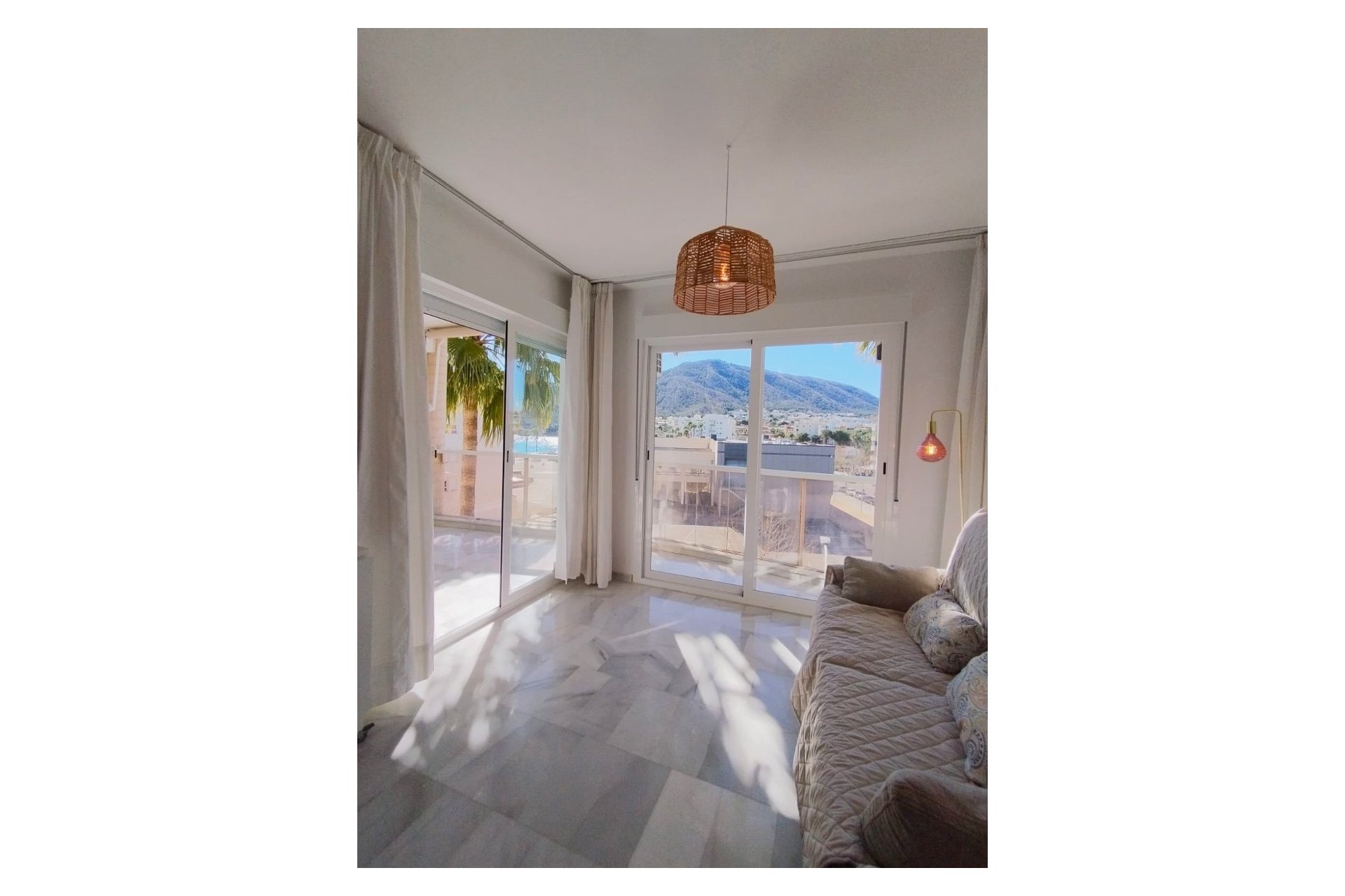  Alquiler larga estancia - Apartamento / piso -
Albir