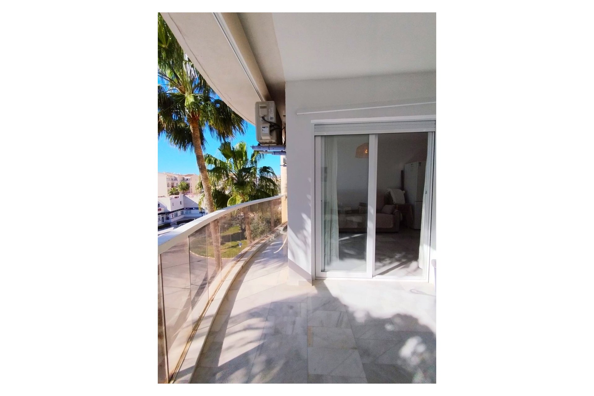  Alquiler larga estancia - Apartamento / piso -
Albir