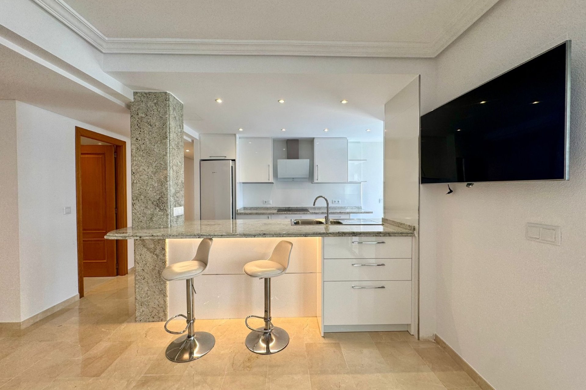  Alquiler larga estancia - Apartamento / Piso -
Albir