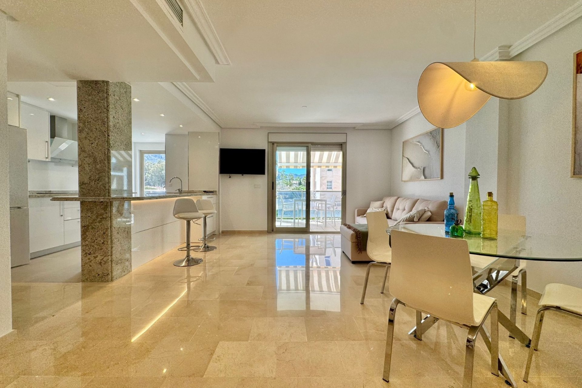  Alquiler larga estancia - Apartamento / Piso -
Albir