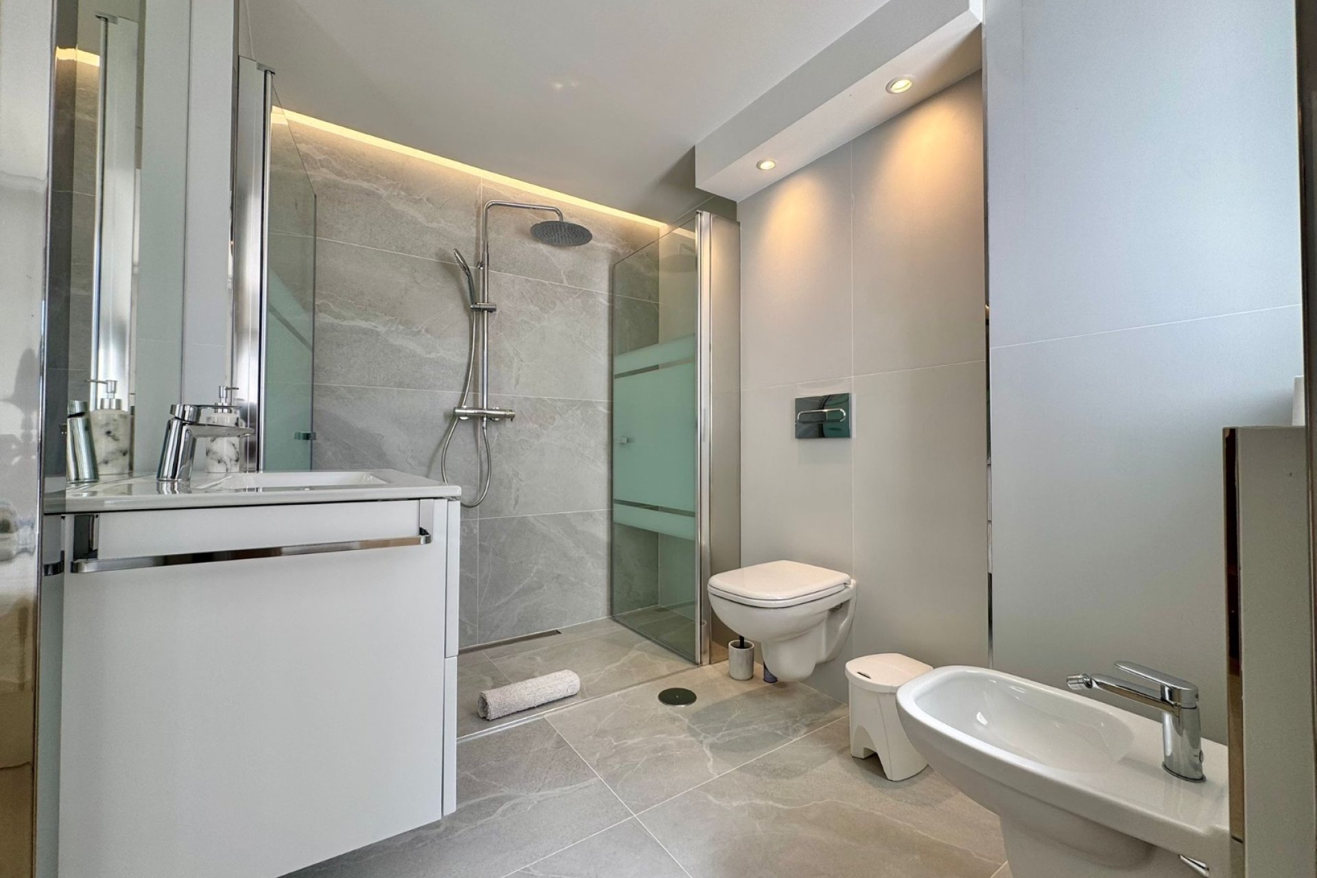  Alquiler larga estancia - Apartamento / Piso -
Albir