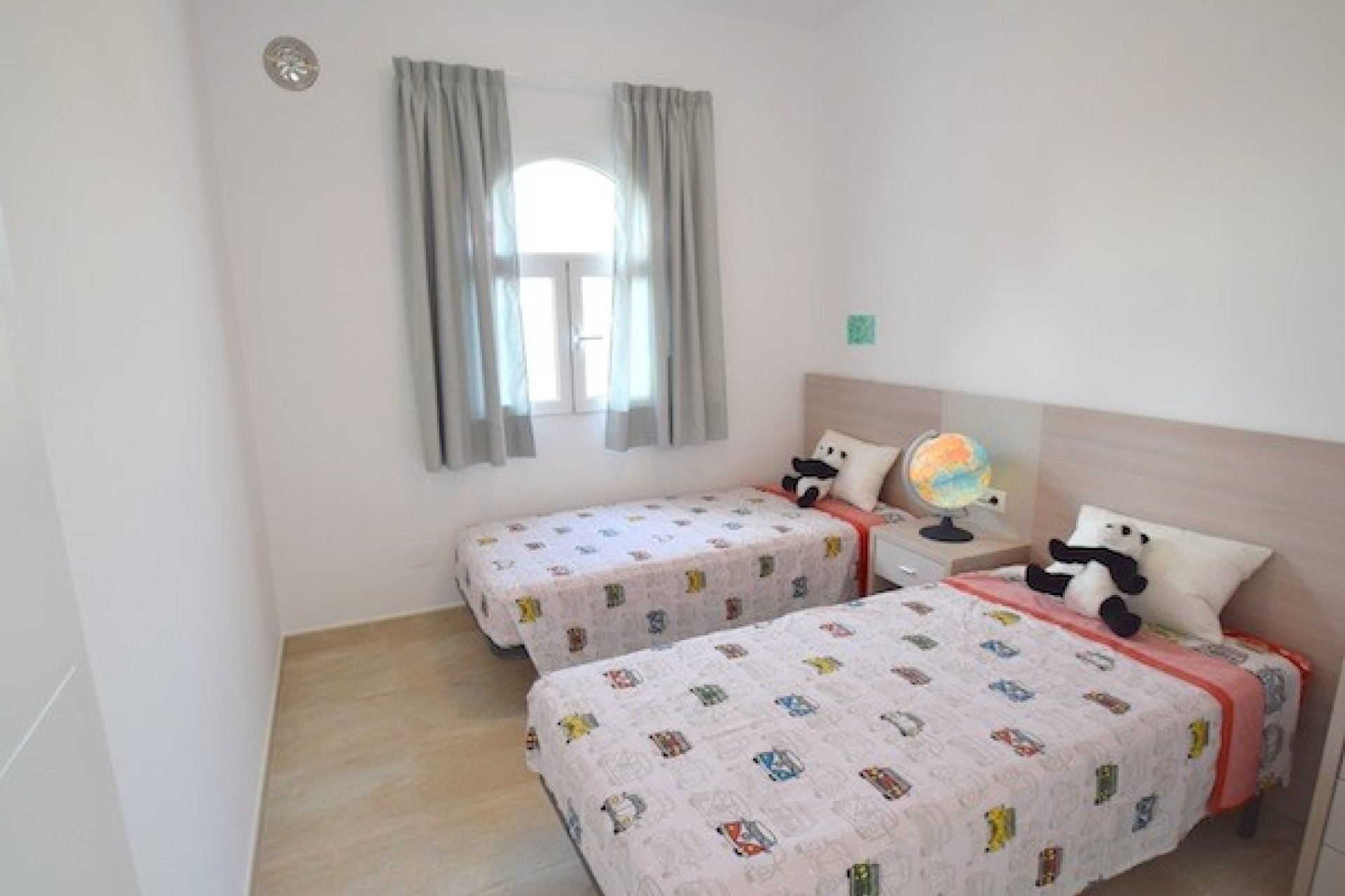  Alquiler larga estancia - Apartamento / piso -
Albir