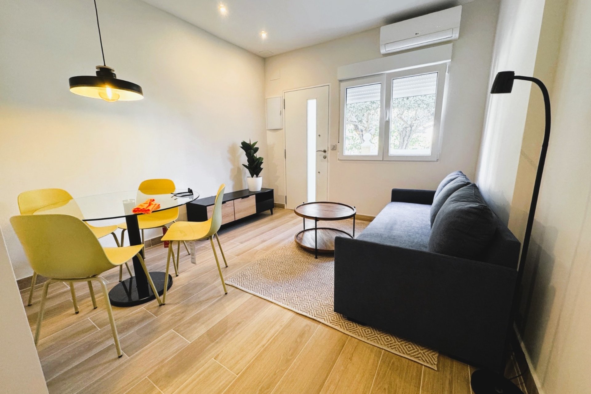  Alquiler larga estancia - Apartamento / piso -
Benidorm