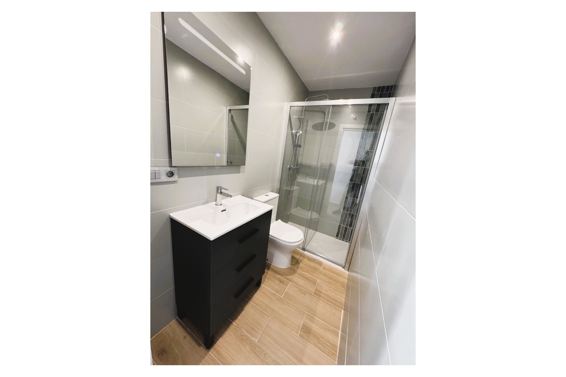  Alquiler larga estancia - Apartamento / Piso -
Benidorm