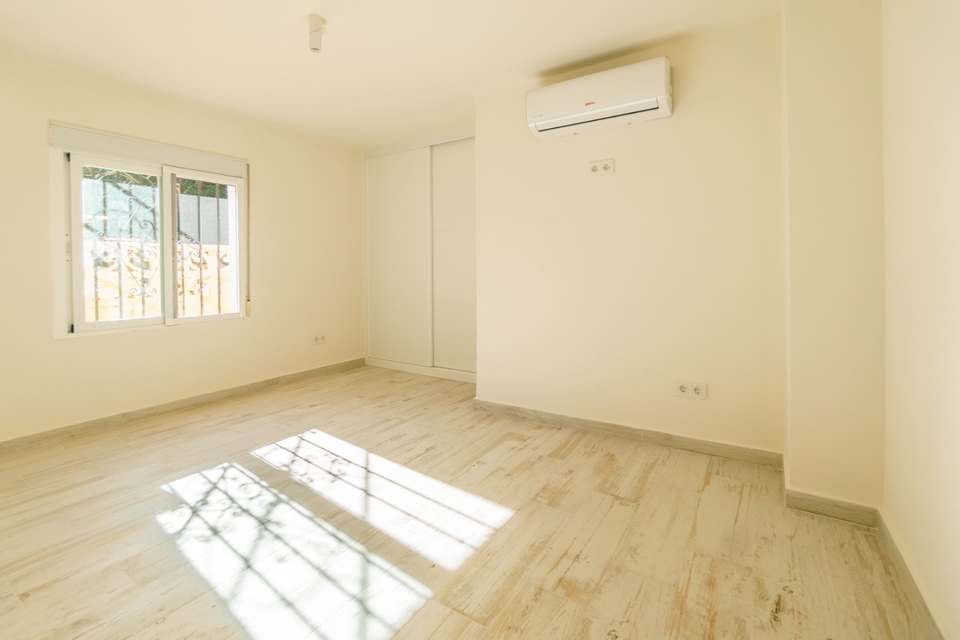  Alquiler larga estancia - Chalet / Villa  -
Albir
