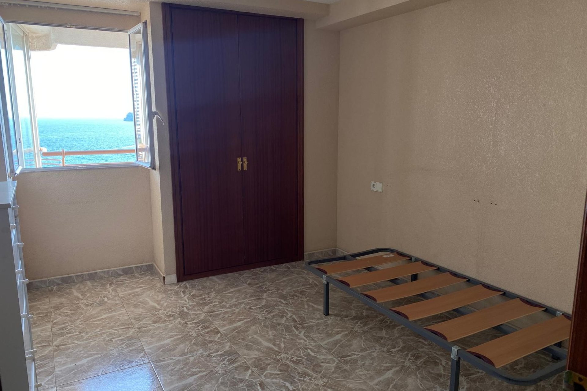 Resale - Apartment / flat -
Benidorm - 1ª Linea