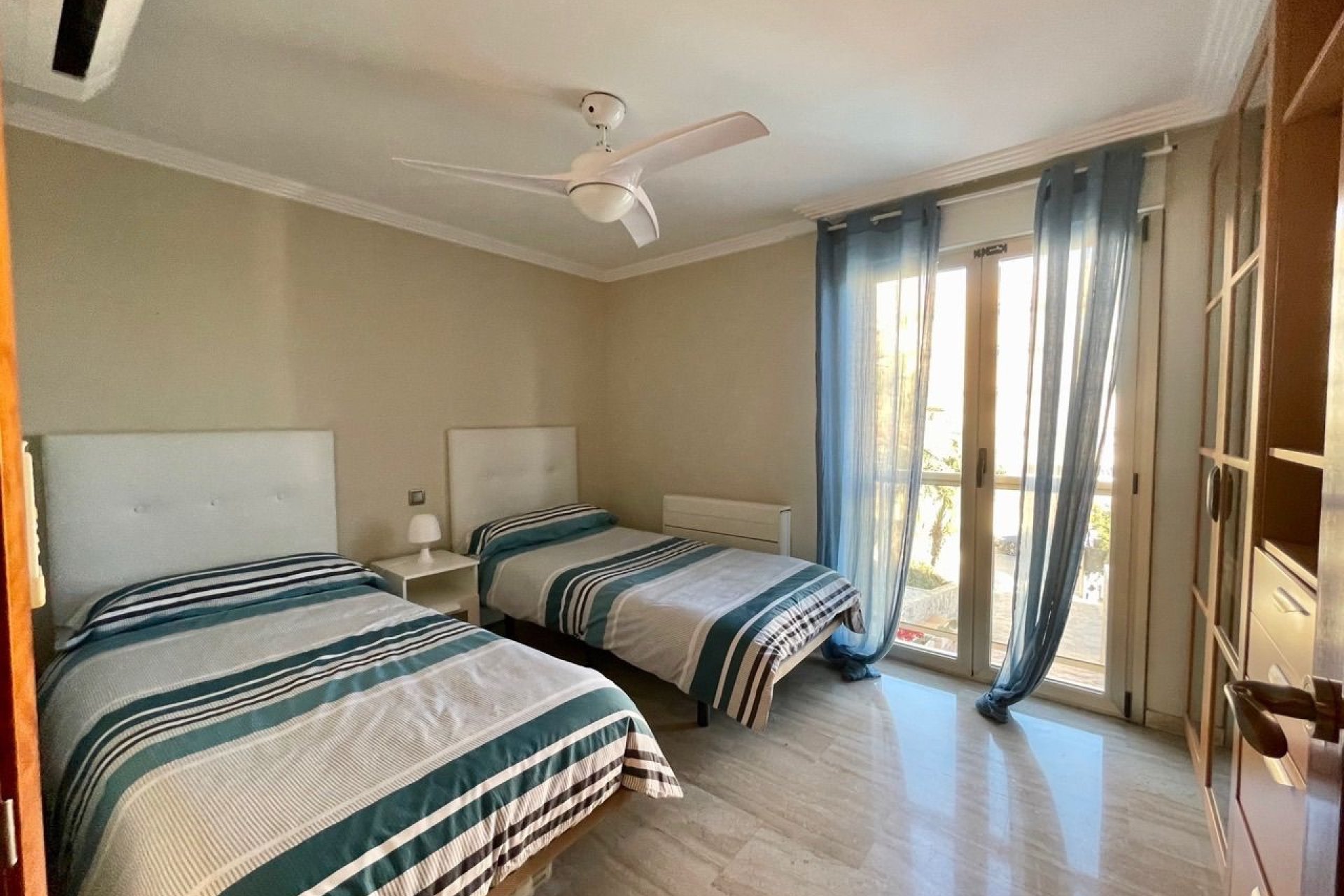 Resale -  Chalet / Villa -
El Campello