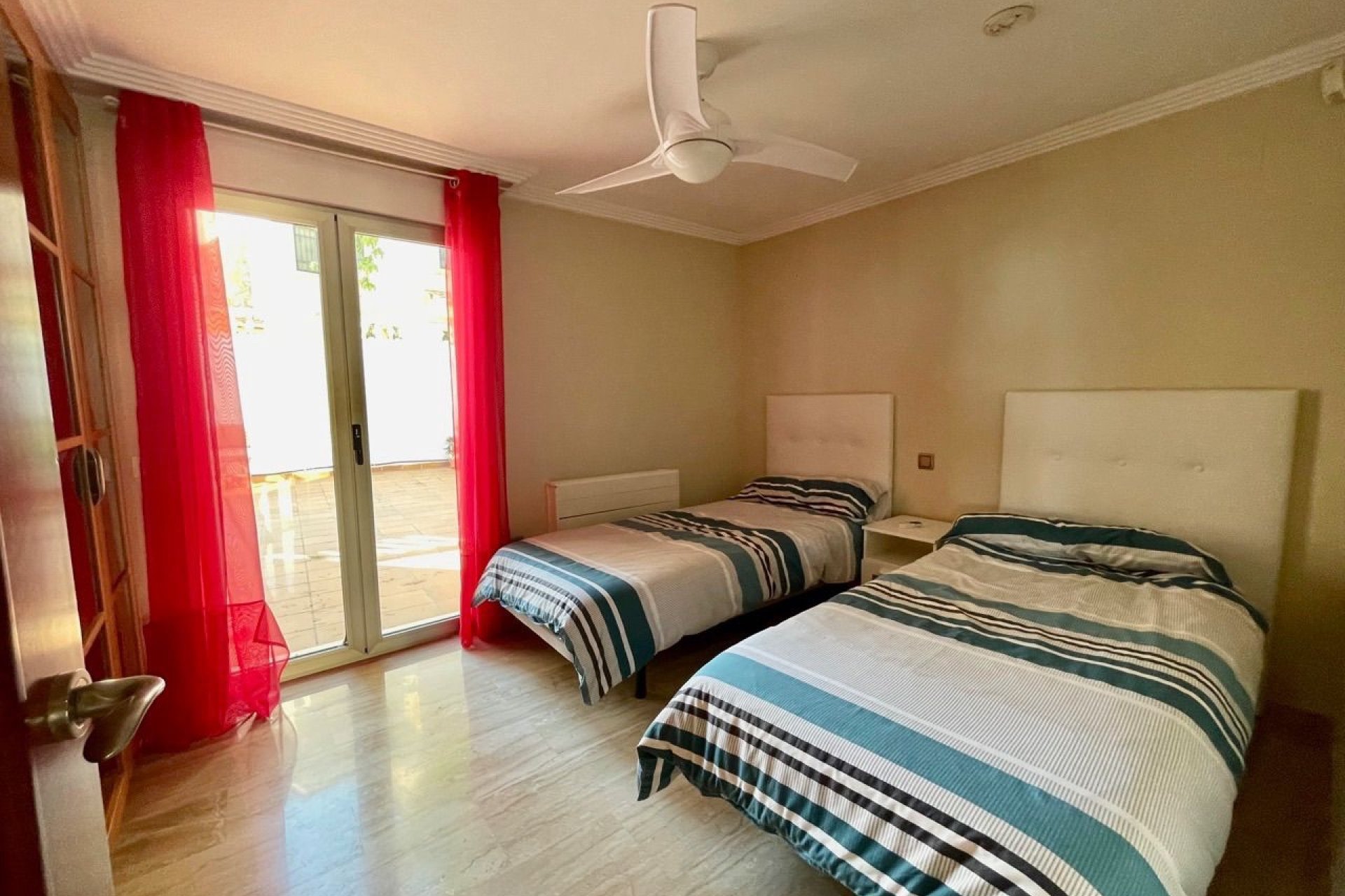 Resale -  Chalet / Villa -
El Campello