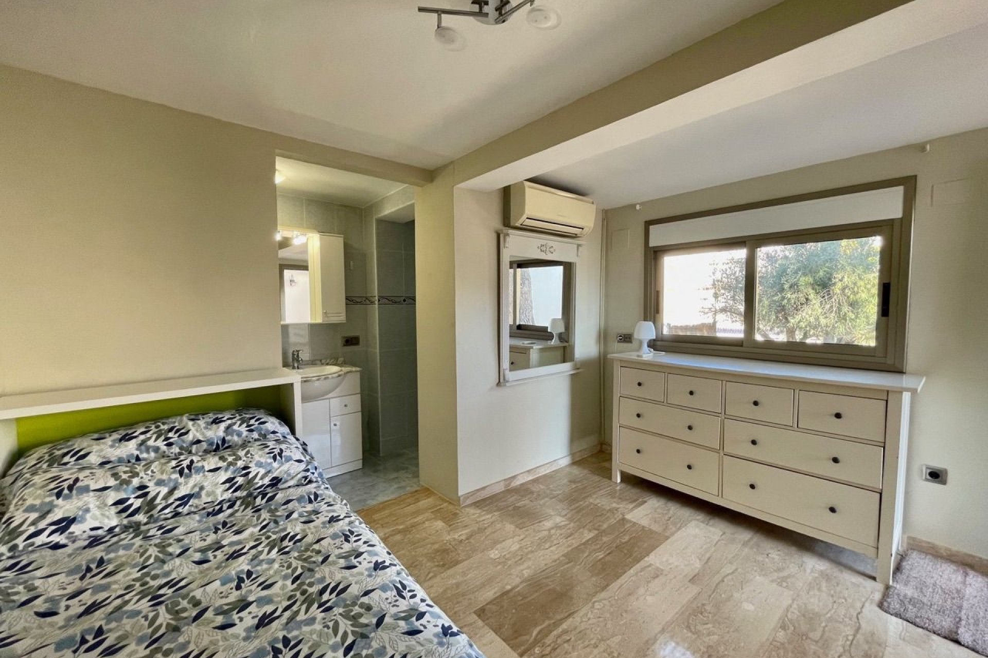 Resale -  Chalet / Villa -
El Campello