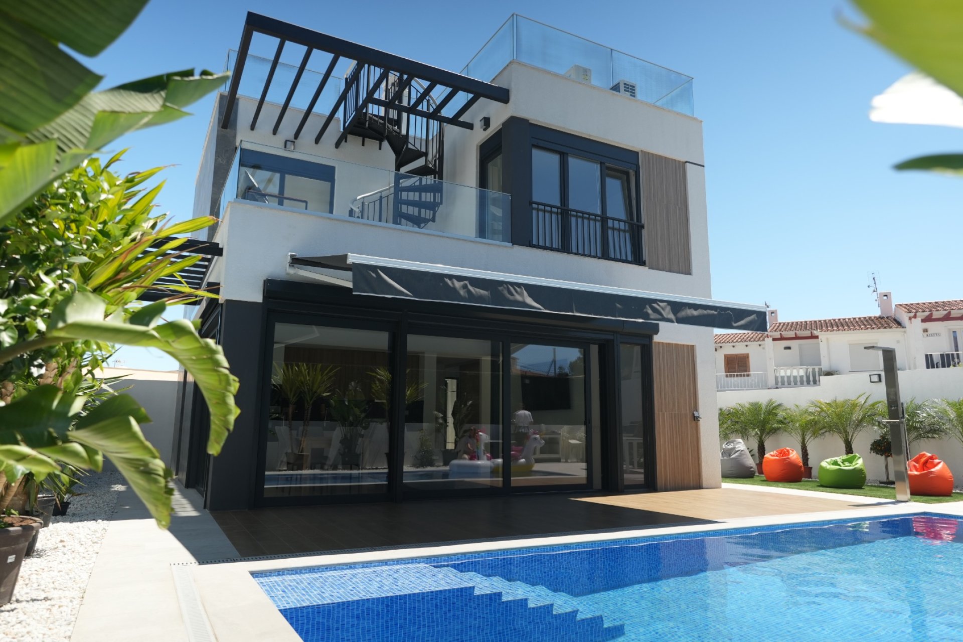 Resale -  Chalet / Villa -
La Nucía