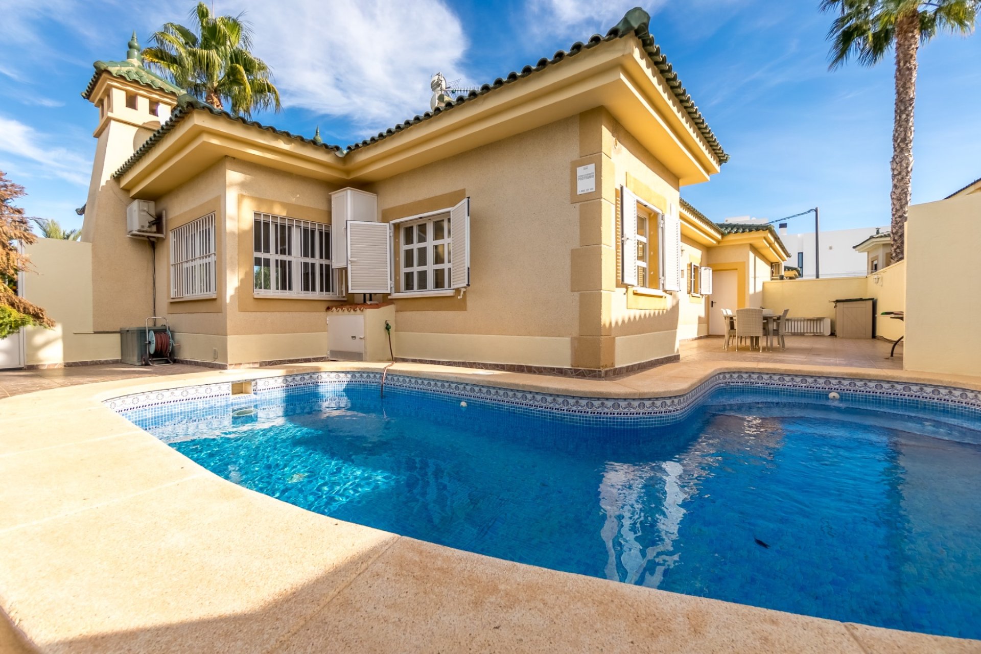 Resale - Villa -
Albir