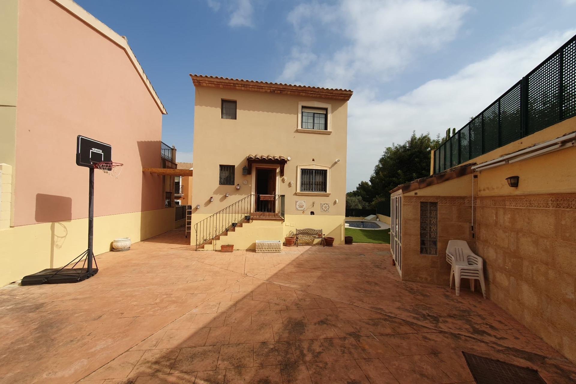 Resale - Villa -
Alfas del Pí - Colonia Escandinavia-Cautivador