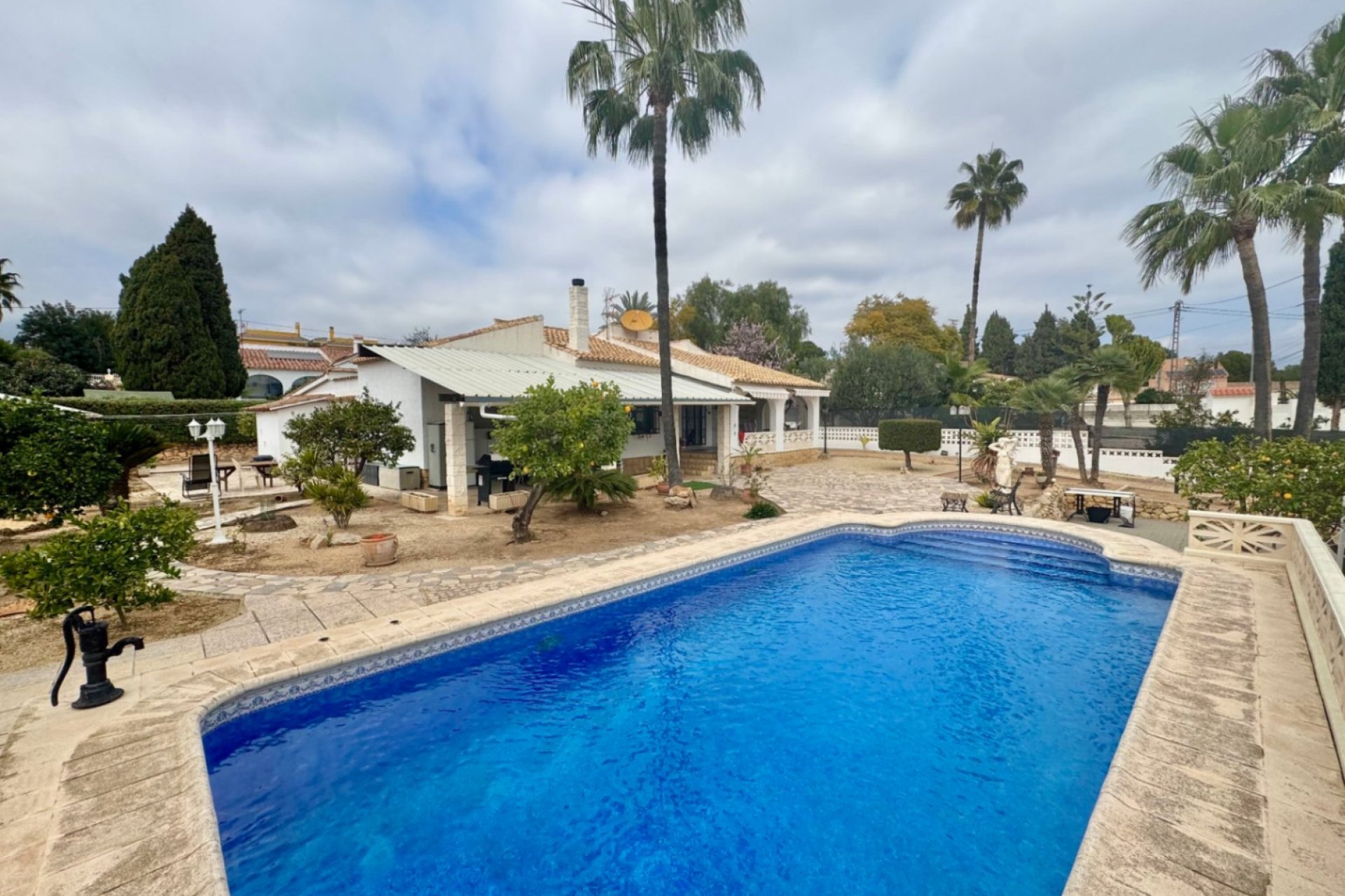 Resale - Villa -
Alfaz del Pi - El Romeral