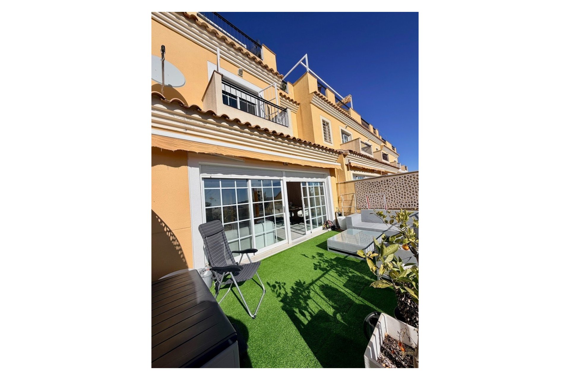 Reventa - Townhouse / Semi -
La Nucía - Urbanisations