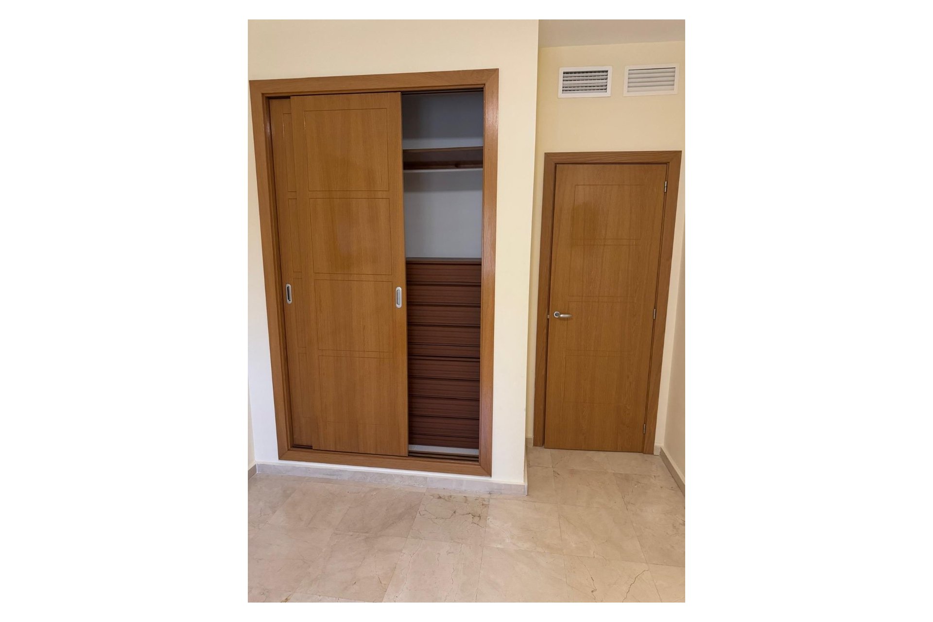 Revente - Appartement -
Albir