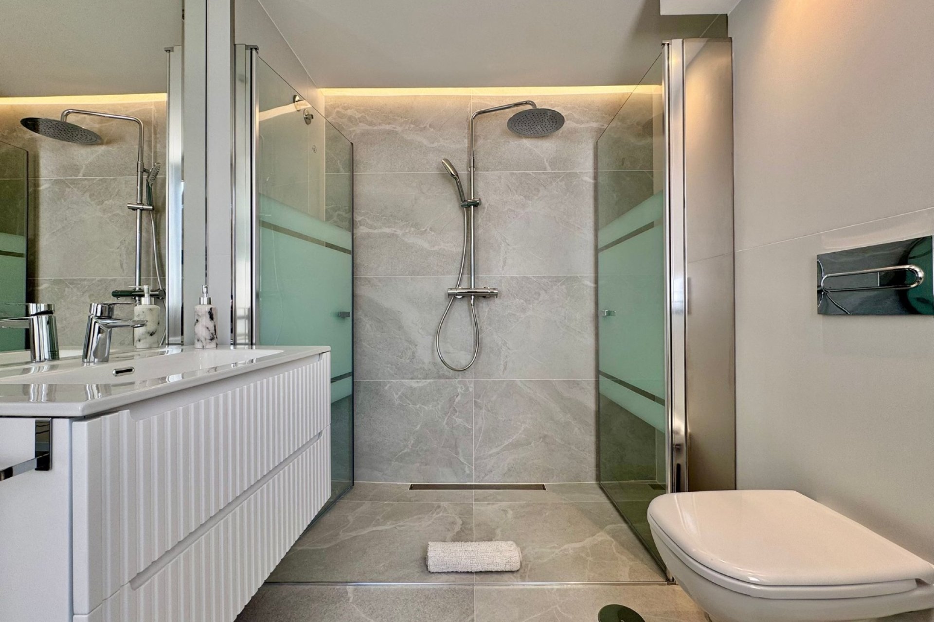 Verhuur Korte Termijn - Appartement / Flat -
Albir