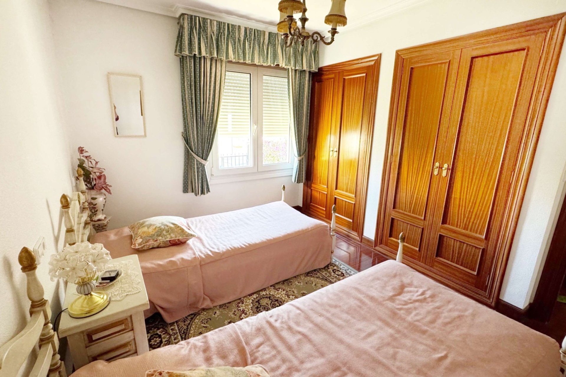 Videresalg - Tomannsbolig -
Albir