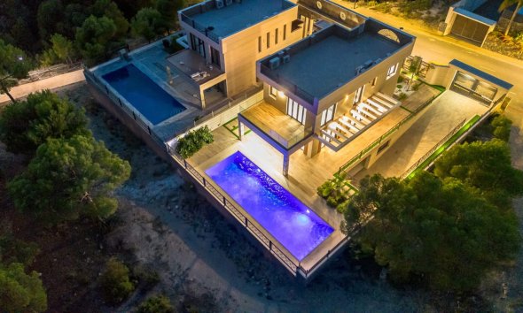 Resale -  Chalet / Villa -
Finestrat