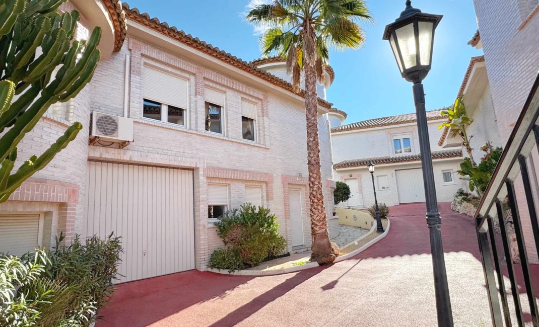 Revente - Maison mitoyenne -
Albir