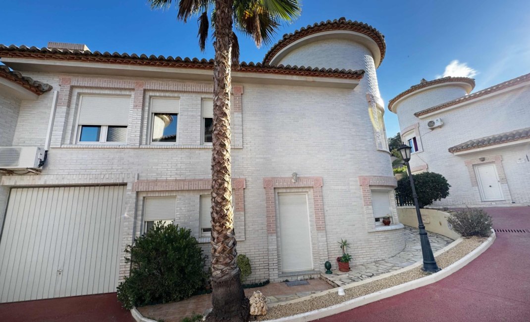 Revente - Maison mitoyenne -
Albir