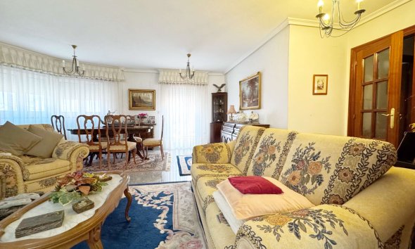 Revente - Maison mitoyenne -
Albir