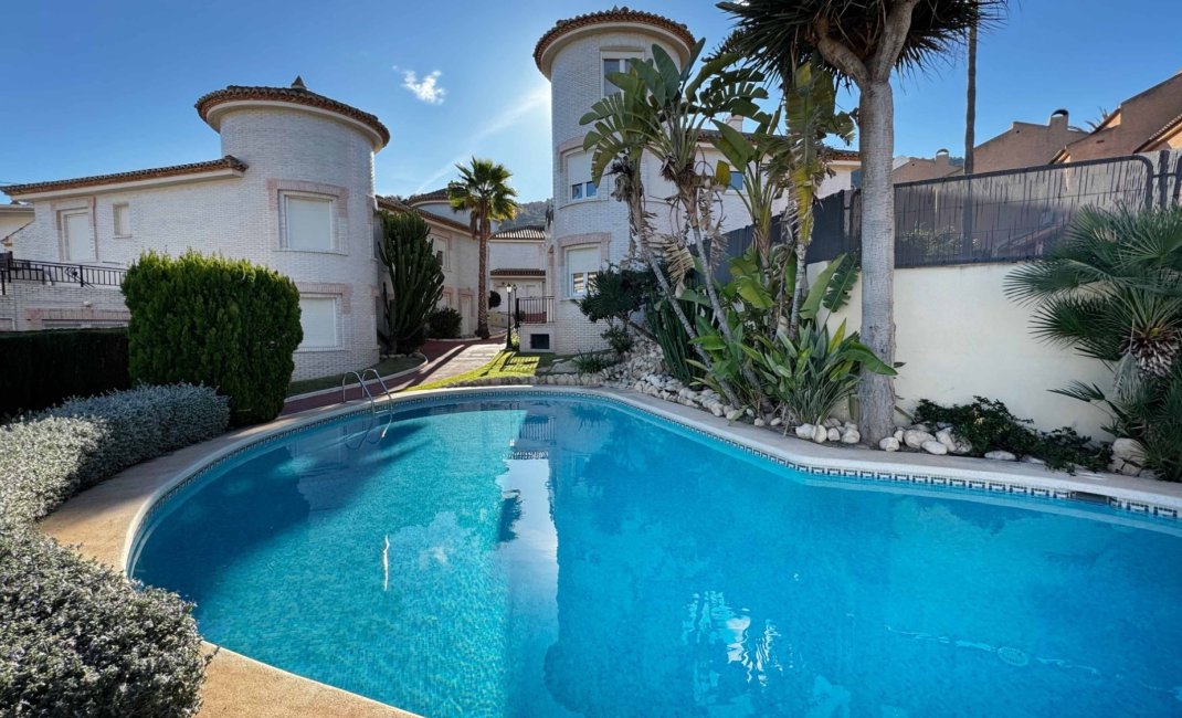 Revente - Maison mitoyenne -
Albir