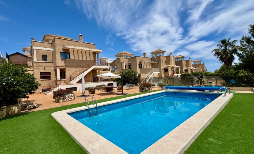 Herverkoop - Villa -
La Nucía - La Alberca