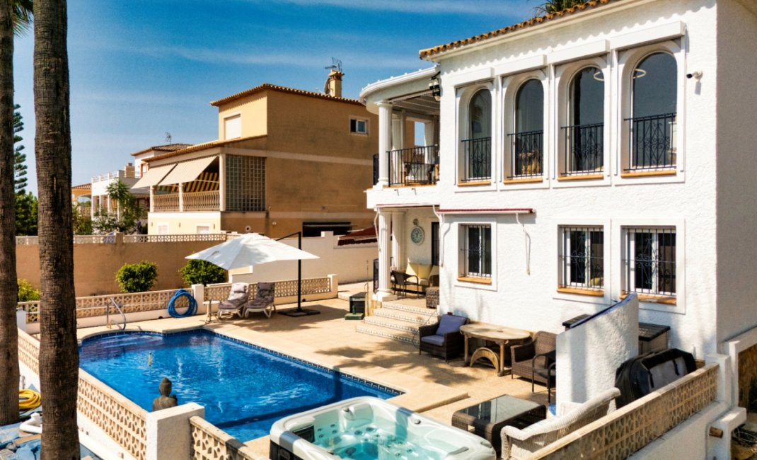 Resale - Villa -
La Nucía