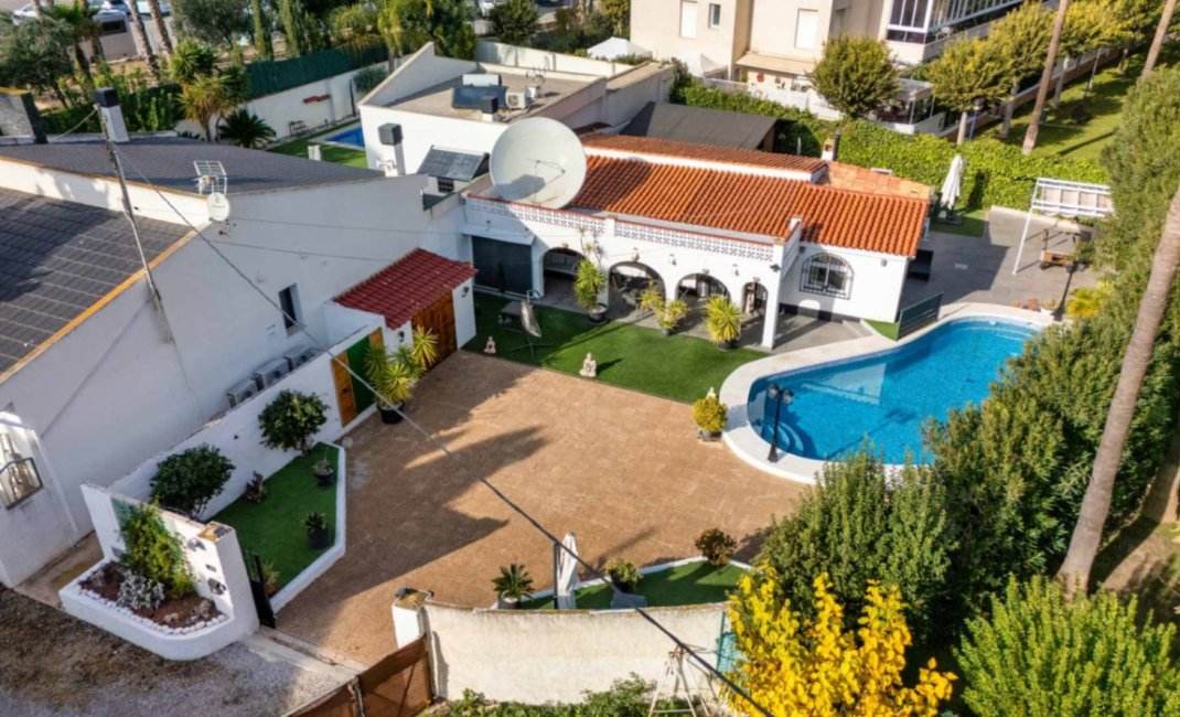 Resale - Villa -
Albir