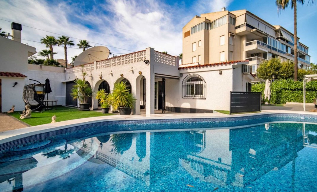 Resale - Villa -
Albir