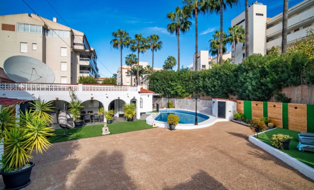 Resale - Villa -
Albir