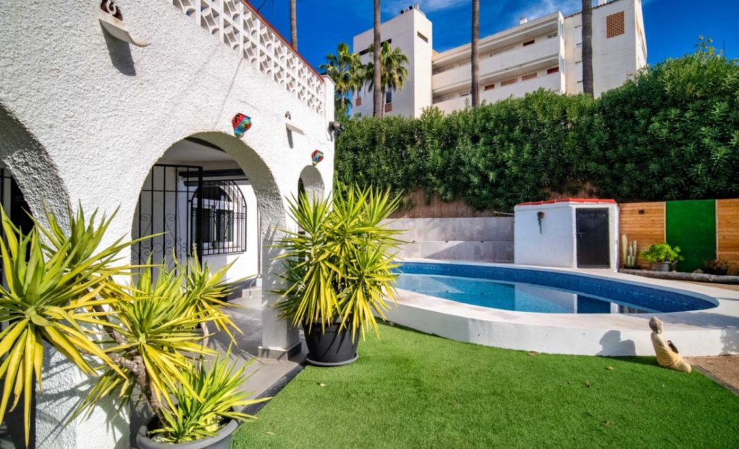 Resale - Villa -
Albir