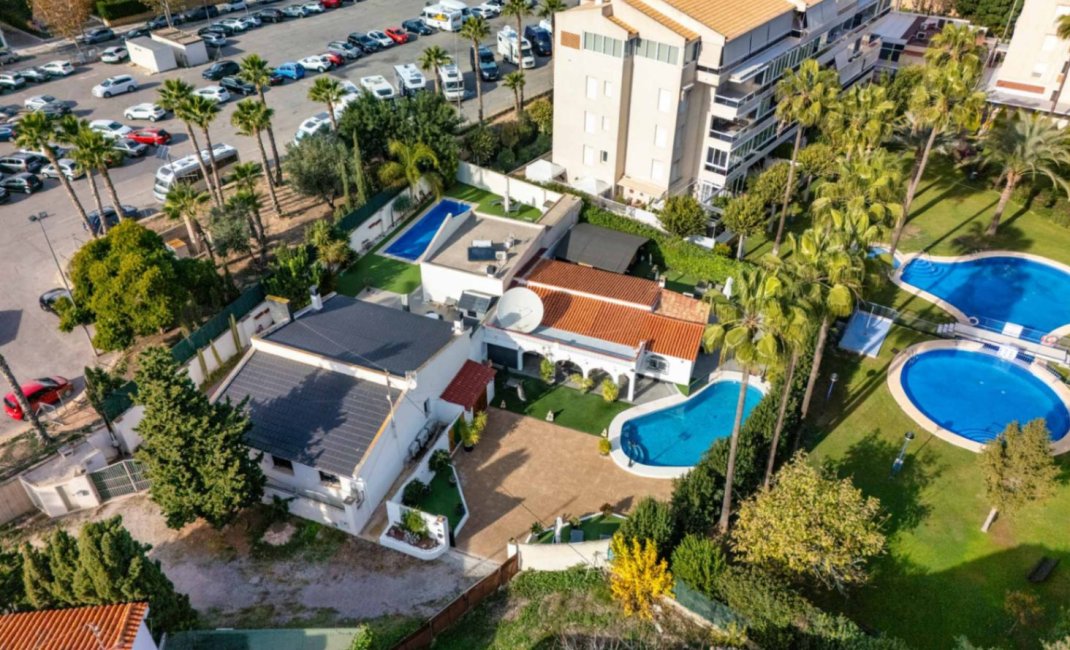 Resale - Villa -
Albir