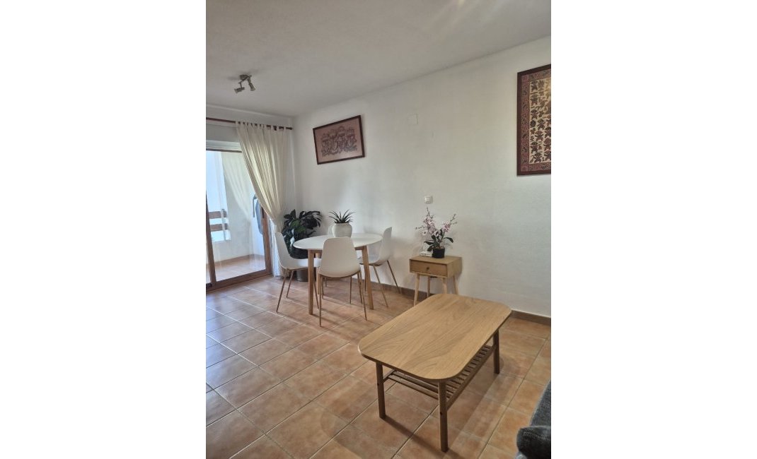  Alquiler larga estancia - Apartamento / piso -
Albir