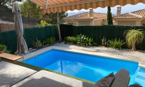 Resale -  Chalet / Villa -
La Nucía