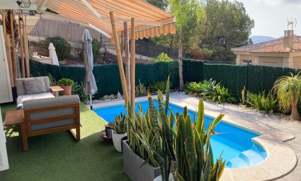 Resale -  Chalet / Villa -
La Nucía