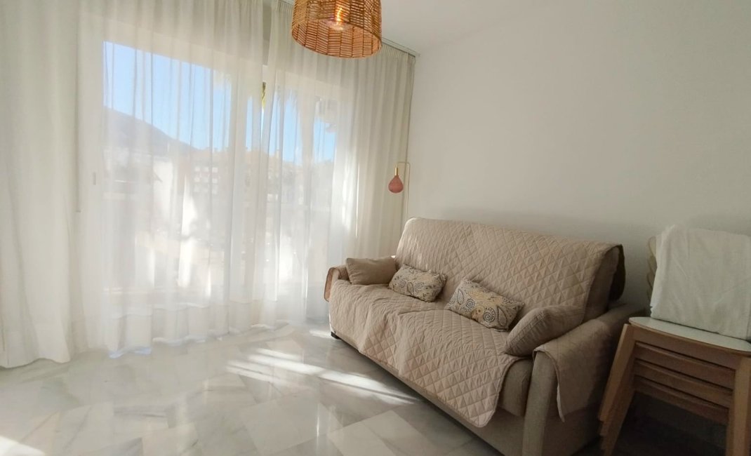  Alquiler larga estancia - Apartamento / piso -
Albir
