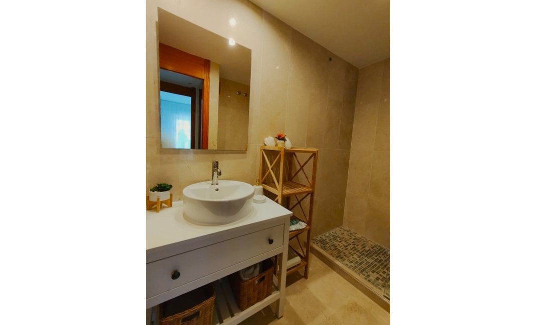  Alquiler larga estancia - Apartamento / piso -
Albir