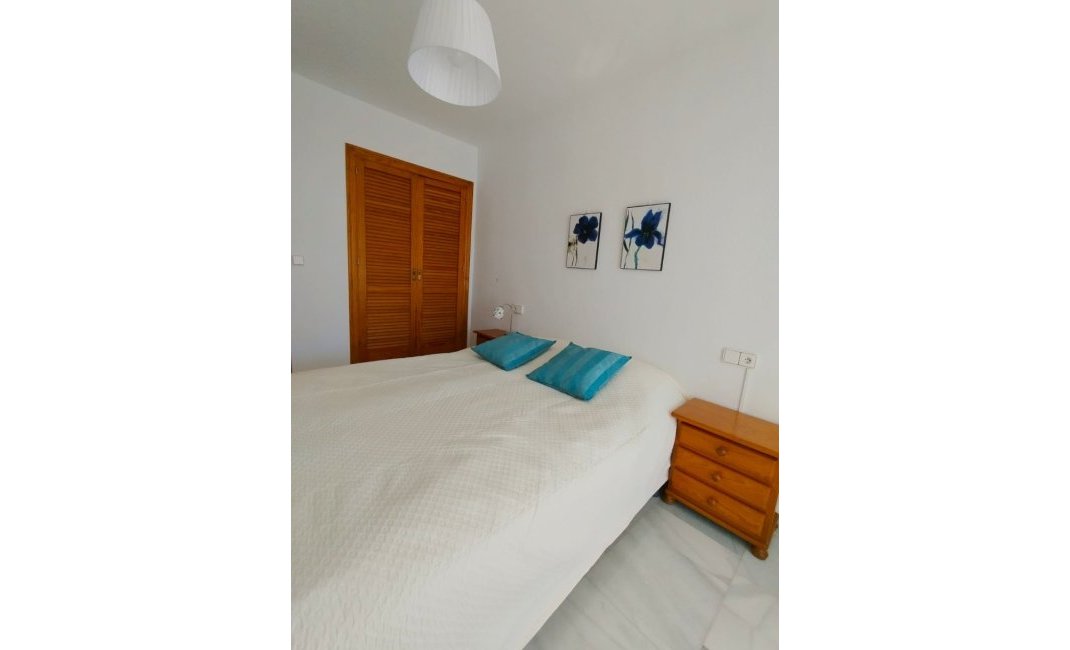  Alquiler larga estancia - Apartamento / piso -
Albir