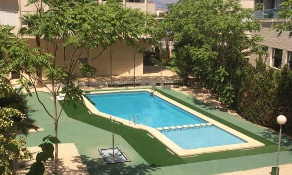  Alquiler larga estancia - Apartamento / piso -
Albir