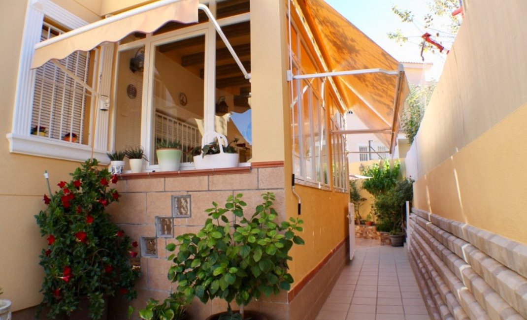 Resale - Villa -
La Nucía - Urbanisations