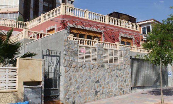 Resale - Villa -
Benidorm - Poniente