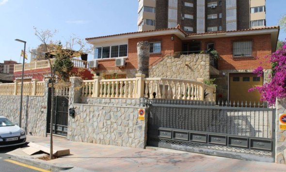 Resale - Villa -
Benidorm - Poniente