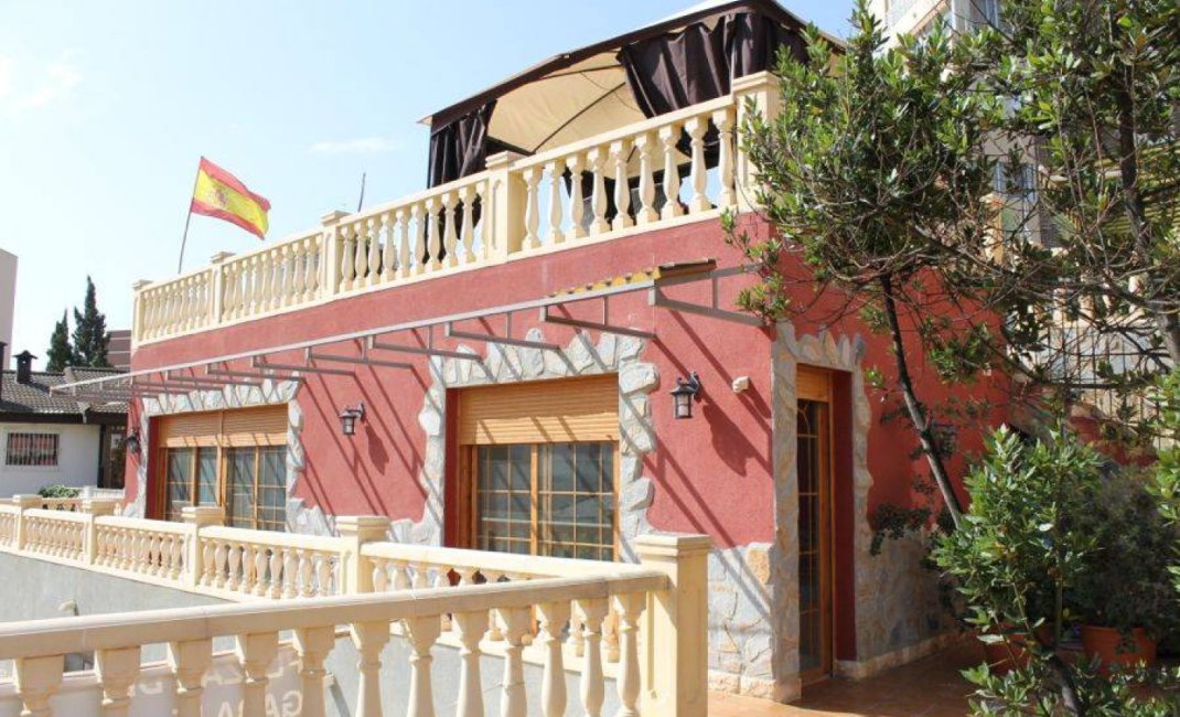 Resale - Villa -
Benidorm - Poniente