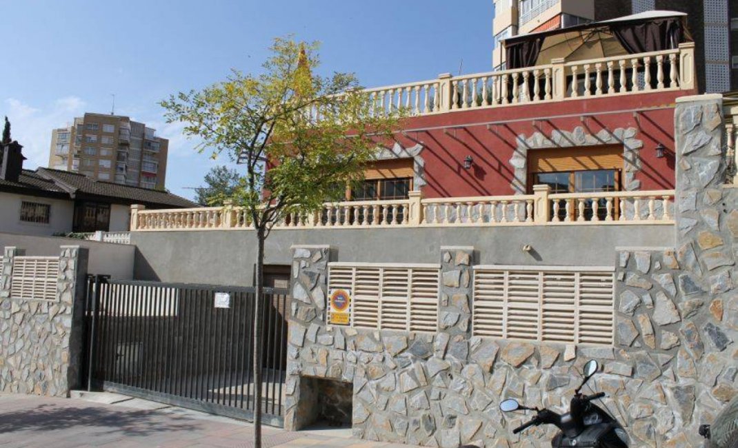 Resale - Villa -
Benidorm - Poniente